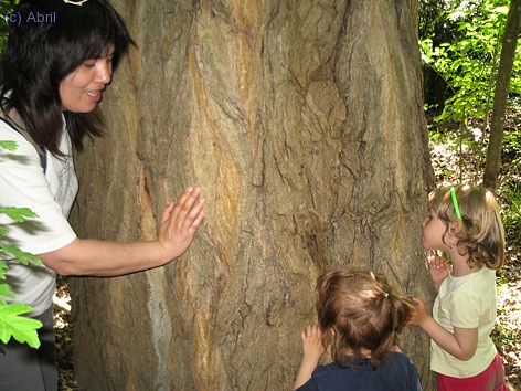 I les nenes a donar petonets