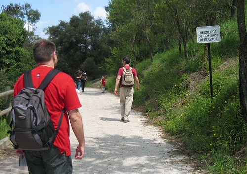 Aqu&iacute; comen&ccedil;a el cami, la primera part &eacute;s asfaltada despr&eacute;s ja &eacute;s ruta per cam&iacute;. Em va fer gracia el cartell que posava reserva natural de t&oacute;fones.