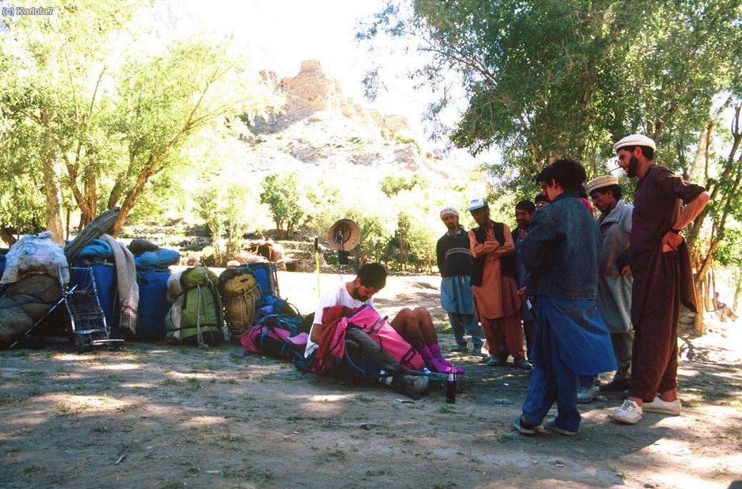 Toca contratar porteadores para el trekking del Baltoro.