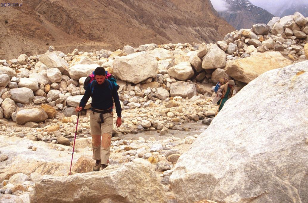 En ruta , dentro del Baltoro , alrrededor del rio.