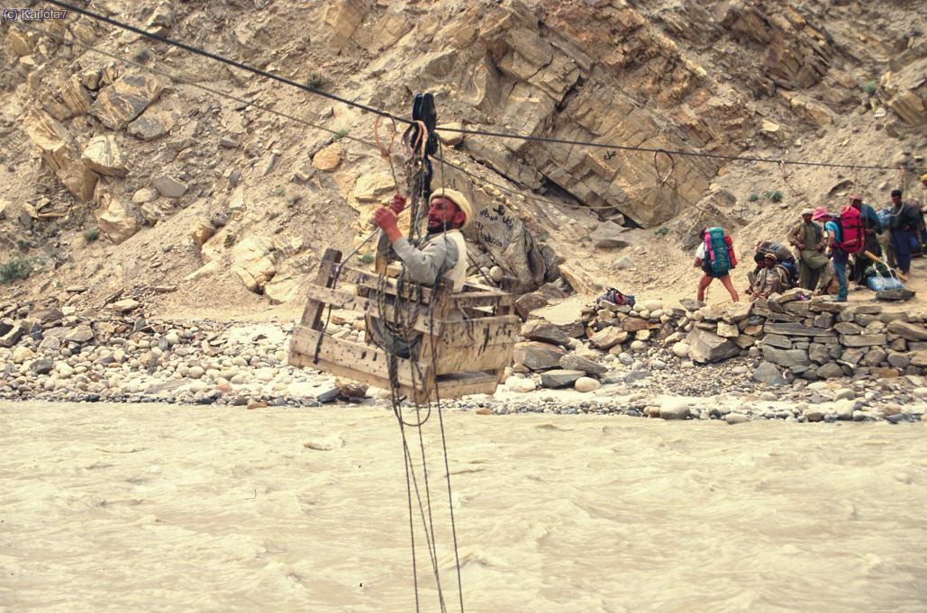  El paso del rio se decide de dos maneras: dando un gran rodeo o arriesgandoes y pagando por utilizar la tirolina.