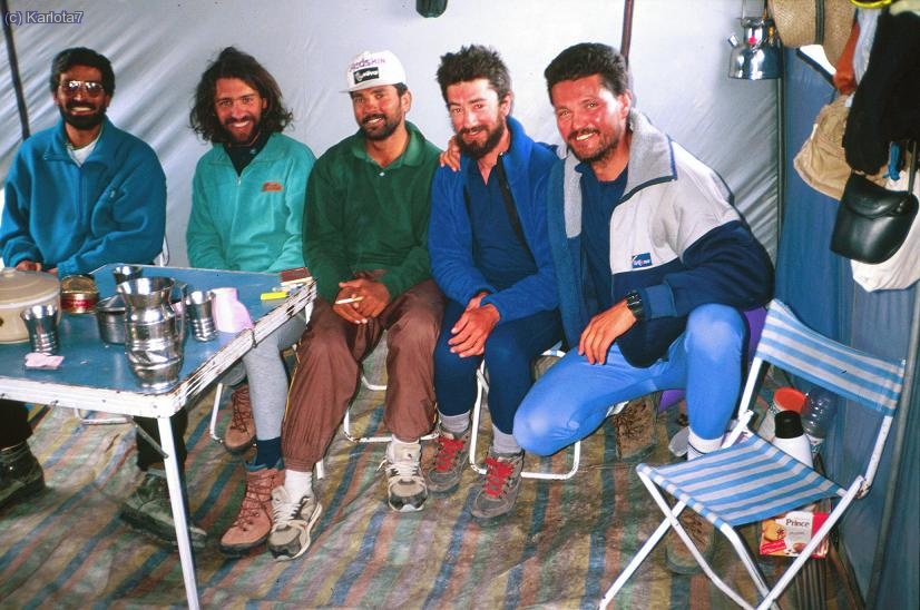 En el campo Base, el equipo con el oficial de enlace.
