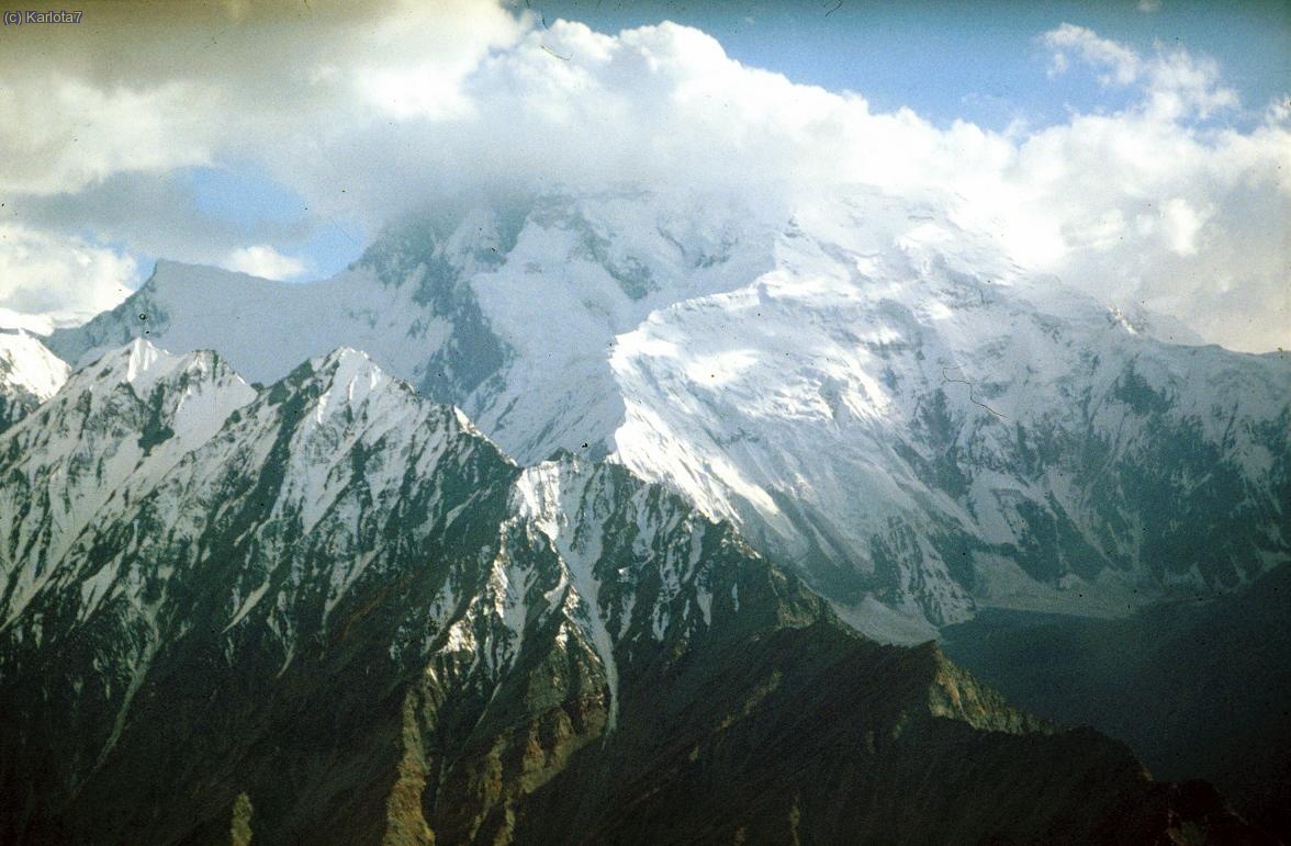  Pico korzsnekaya entre un mar de nubes.