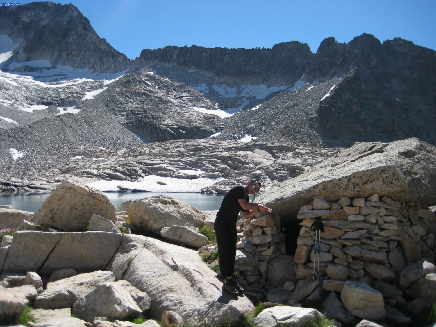 El xalet de Coronas. Vivac molt comode per dos persones. Al voltant hi han varios vibacs mes, amb sostre.