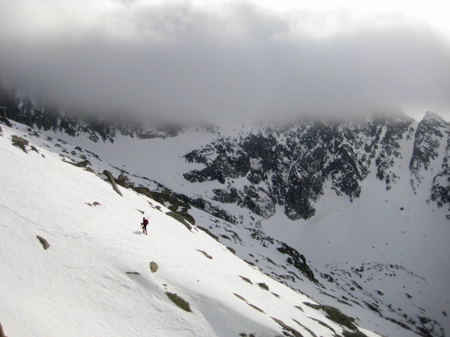Per&ograve; ja mes amunt, els nuvols ens acaronen, i el vent comen&ccedil;a a bufar amb for&ccedil;a.