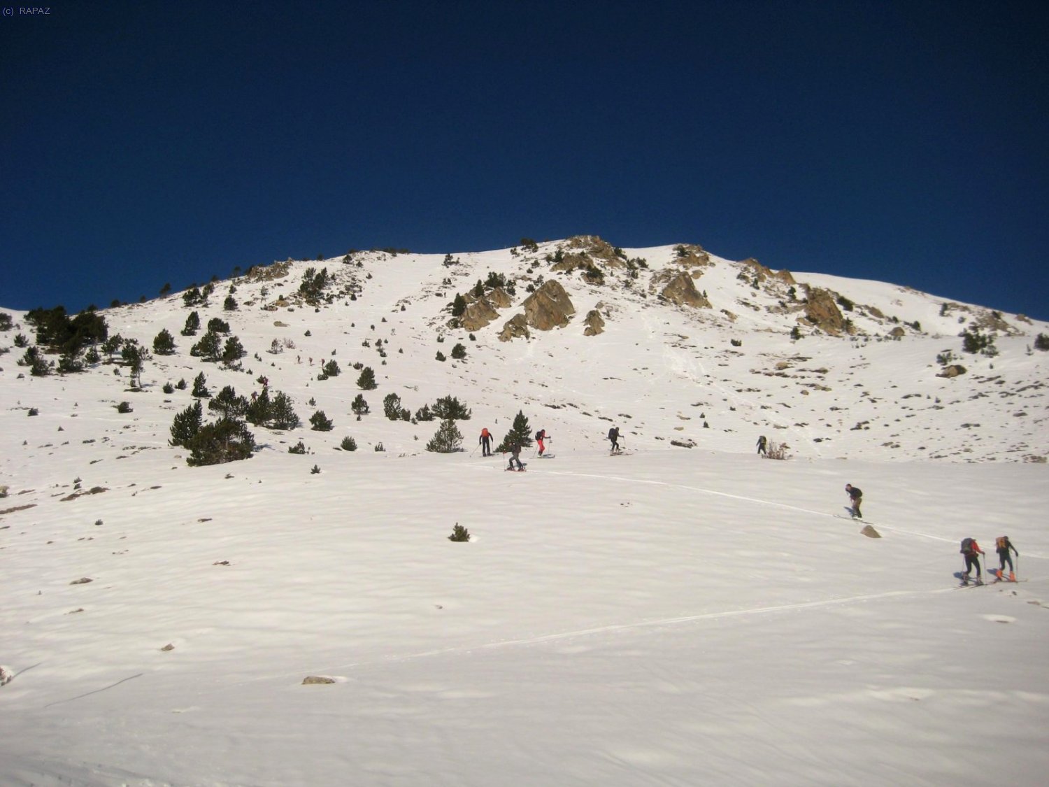 ...pero enfilem una pista lateral i sortim del domini de l