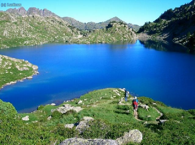 lago de los Pirineos