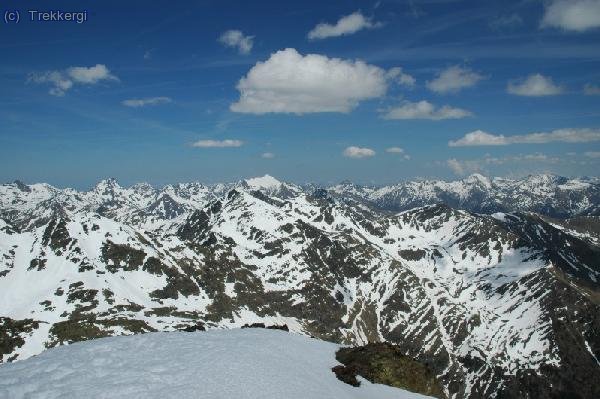 Cima del Comapedrosa. Nirando a Tristaina, Font Blanca y Serrera