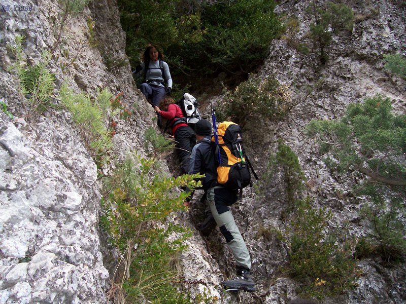 Y empezamos el descenso, ayudados por escalones de hierro.