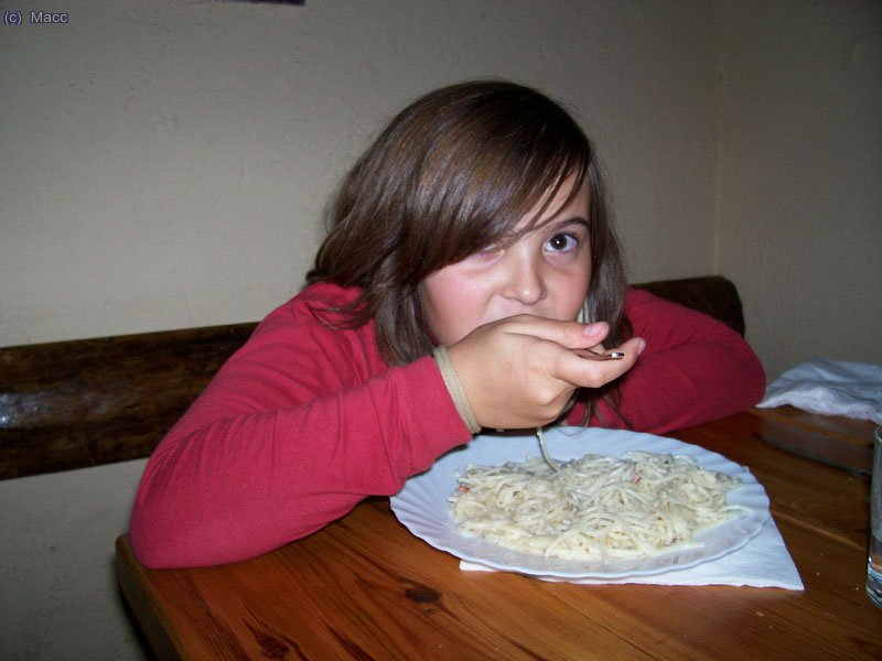 Devorando la abundante y sabrosa cena del guarda, el "Guti".