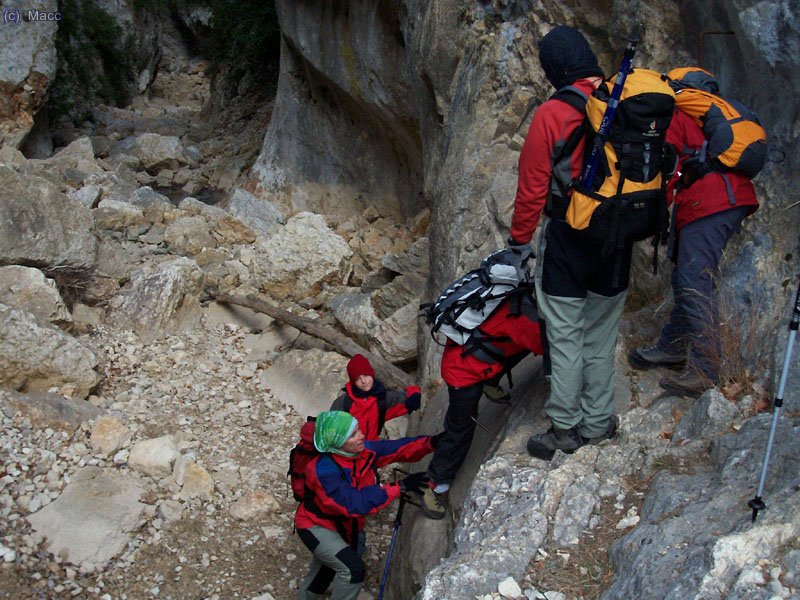 Siguiendo las indicaciones del "Guti" varias ligeramente el recorrido y volvemos a bajar el barranco de la Coscollosa.
