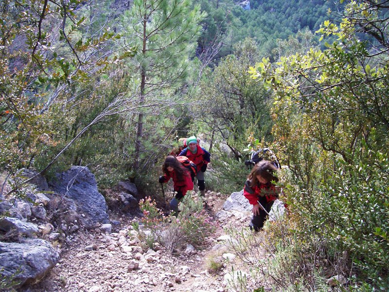 La subida es dura pero entretenida, reconstruimos los Hitos que estaban por los suelos.
