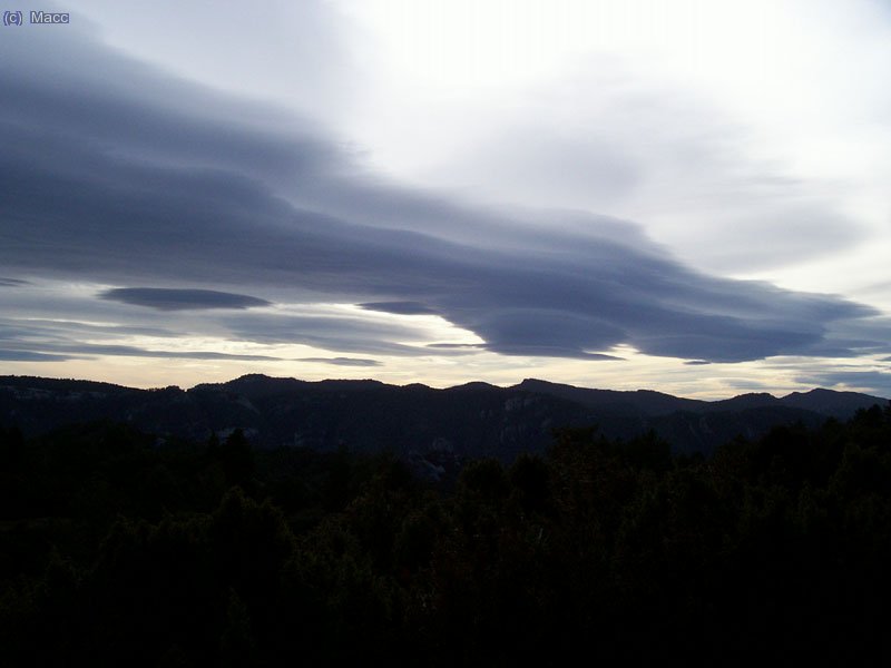 Al llegar a la parte alta el panorama hacia los Ports se amplia.