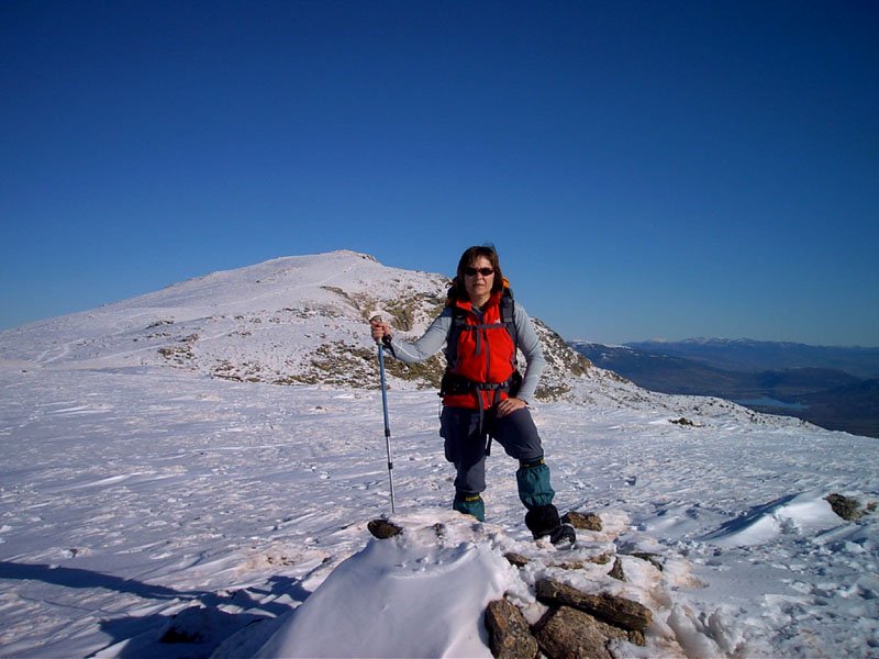 Cima de la Hermana Menor de 2269 metros, al fondo el Peñalara.