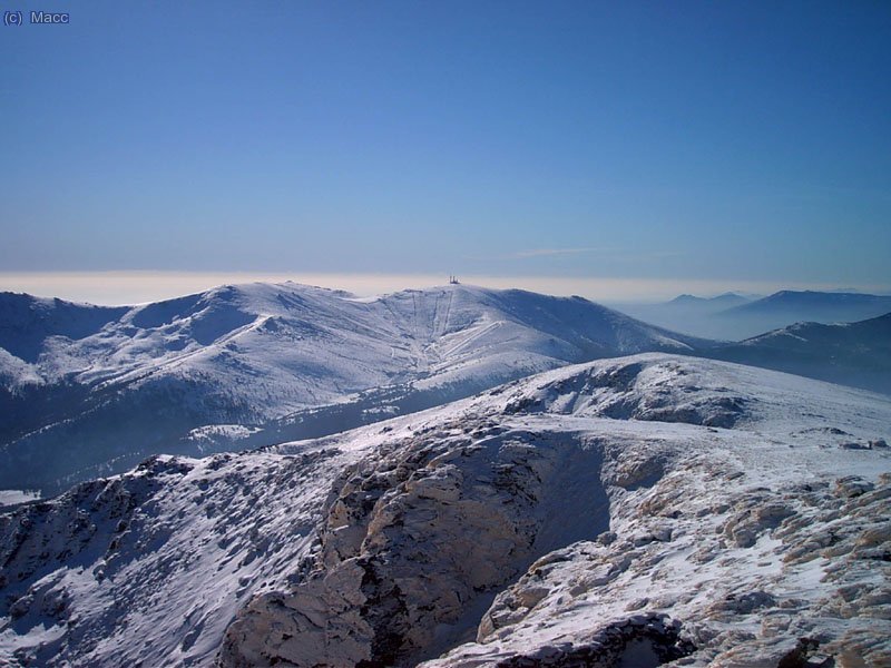 Desde la cima el paisaje es fantastico, al fondo la estacion de Valdesqui.