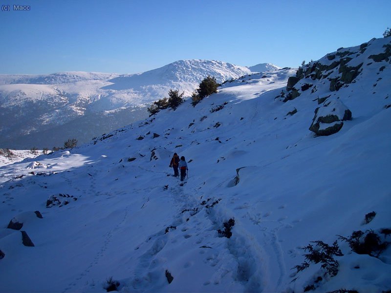 El descenso nos recompensa con rincones autenticamente alpinos.