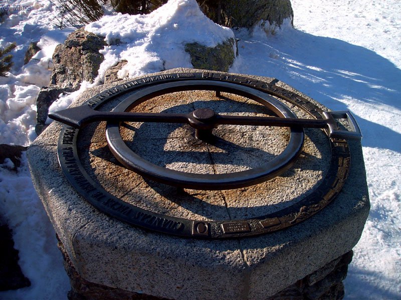 Ya casi al final de la bajada, el Mirador de la Gitana con su curiosa "brujula".