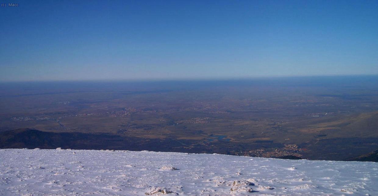 Y aqui la llanura segoviana, se llega a distinguir la ciudad de Segovia.