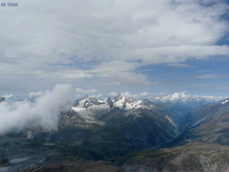 Desde arriba el panorama es precioso, aqui el Weisshorn entre las nubes.