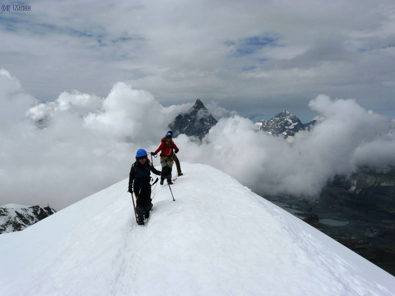 El resto del grupo llegando a la cima.
