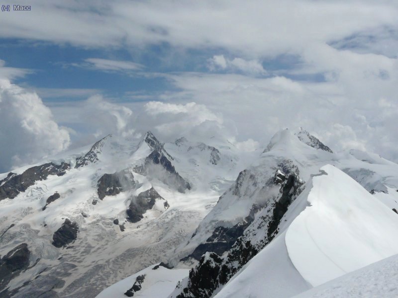 Aqui el Monte Rosa, envuelto por la nubes.