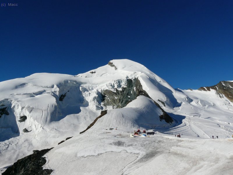 Cambiamos de zona y nos vamos al Allalinhorn, aqui visto desde la salida del Metro-Alpin.