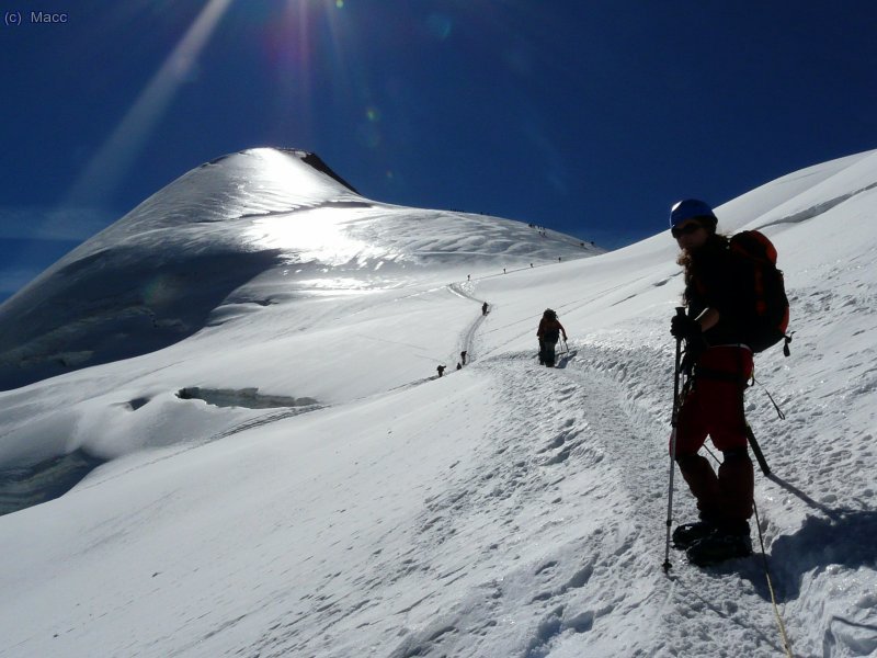 Cerca del collado, con la cima al alcance de la mano.