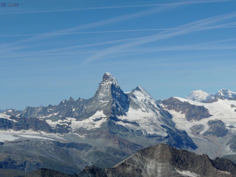 Desde el collado las vistas son impresionantes, al fondo se distingue el Mont Blanc.