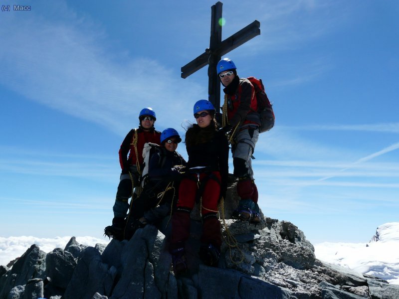 Y aqui estamos, en la estrecha cima del Allalinhorn.