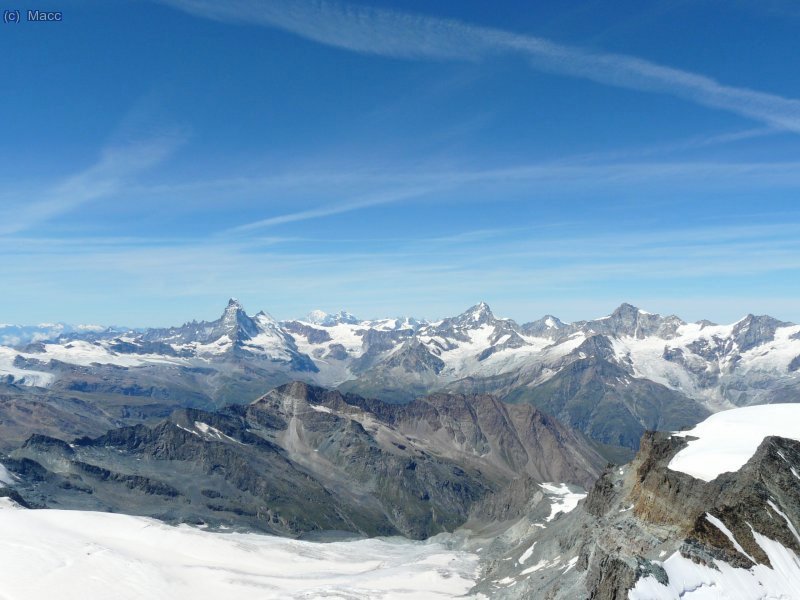 Otra imagen con el Cervino y el Mont Blanc al fondo.