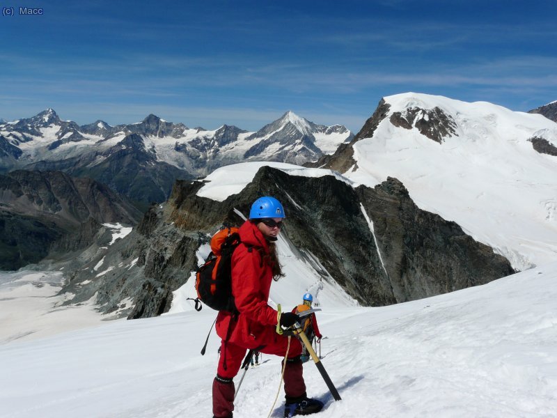 Esta foto me encanta, con la mole del Weisshorn encima de mi hija Mireia.