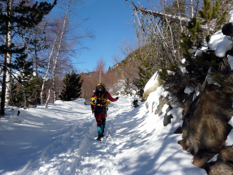 La subida al refugio de Amitges es rapida y con buena huella.