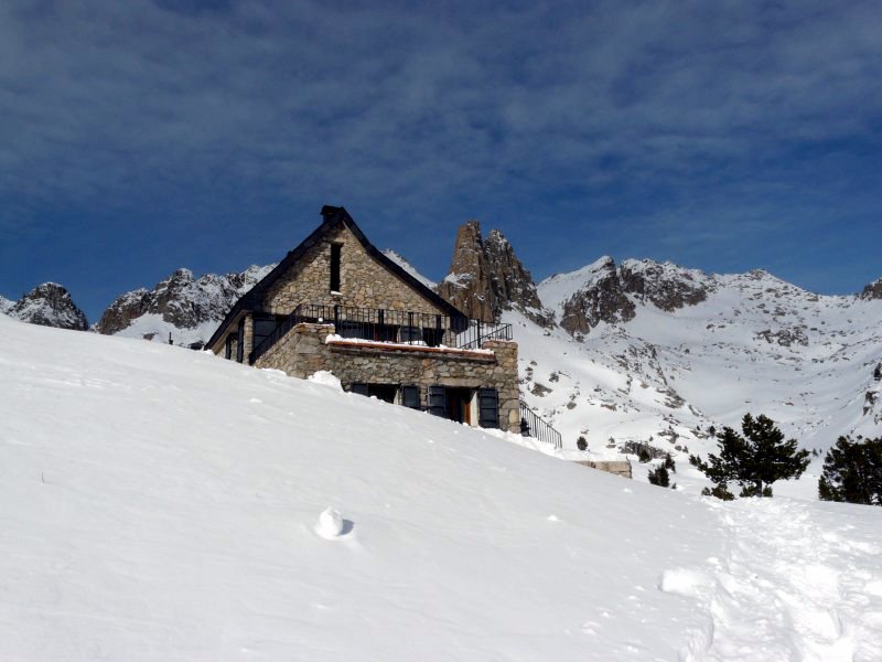 El refugio y la agullas de Amitges.