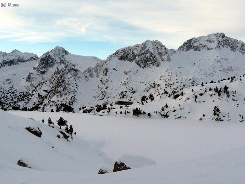 El estany y el refugio.