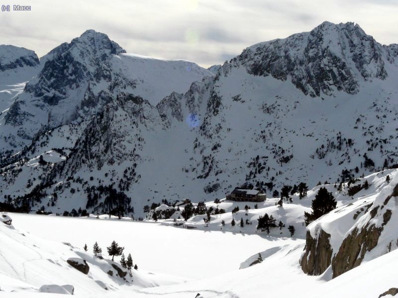 Otra imagen del refugio y del estany.