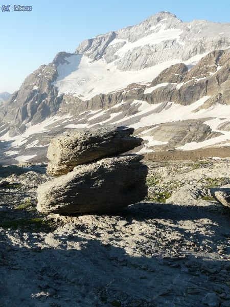 Curioso "hito" a media subida.