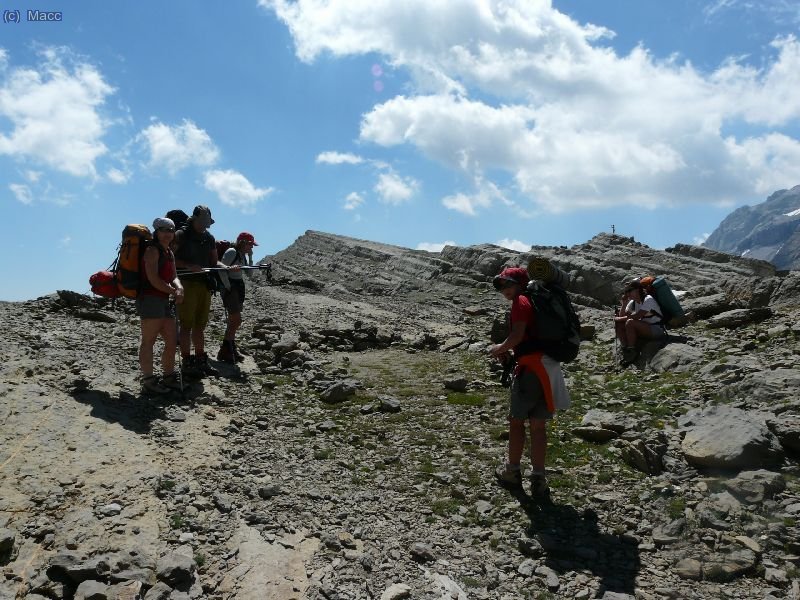 Con los trastos recogidos.