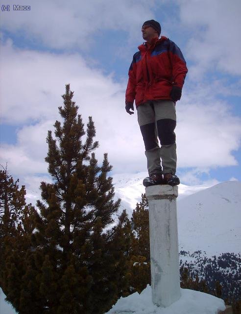 La destruccion de esta se&ntilde;al esta penada por la ley. Cima del peque&ntilde;o pico de la Coma Extremera 1995m.