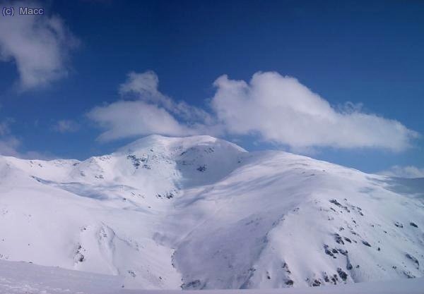 Magnifica imagen del Puigmal con un buen paqueton de nieve.