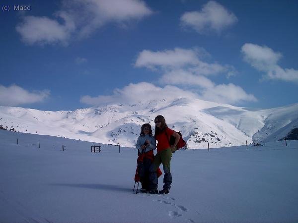 Mis hijas con el Puigmal al fondo.