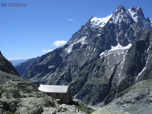 El refugi del Glacier Blanc (2550 m) amb el Pelvoux de rerafons.