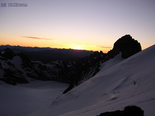 El sol despunta a llevant a mitja ascensi&oacute;.