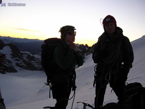 13 de juliol, a mitja ascensi&oacute; del D&ocirc;me. S&oacute;n les 6 del mat&iacute; i comen&ccedil;a a clarejar. En la foto, la Marie Claire i la Marie.