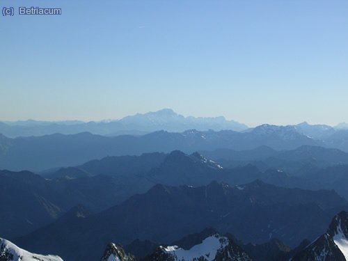 Des del cim, el Mont Blanc destaca de la resta de munyanyes de l