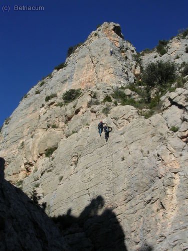Paret a la sortida del pont.
