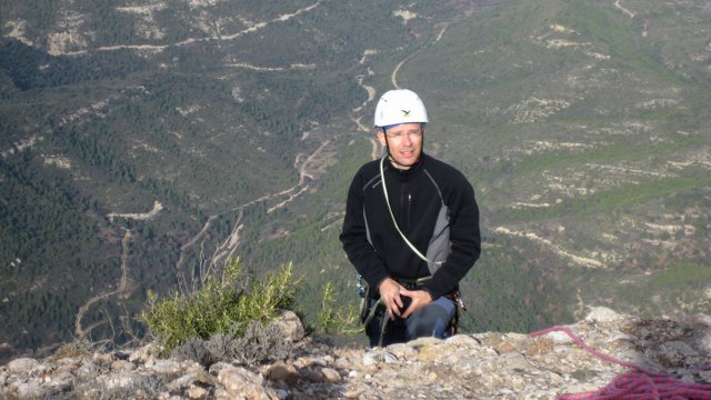 En Mari&agrave; al costat de la instal&middot;laci&oacute; per rapelar, una mica prec&agrave;ria (via Bruc - agulla del Dion&iacute;s)