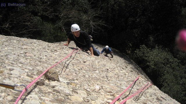 En Mari&agrave; i , al fons, el Sergi, al primer llarg de la via Aitor (Agulla de l