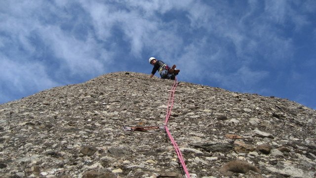En Mari&agrave; iniciant el segon llarg de la via Aitor (agulla de l
