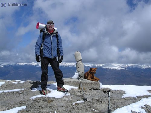 En Mari&agrave; al cim del Comabona.