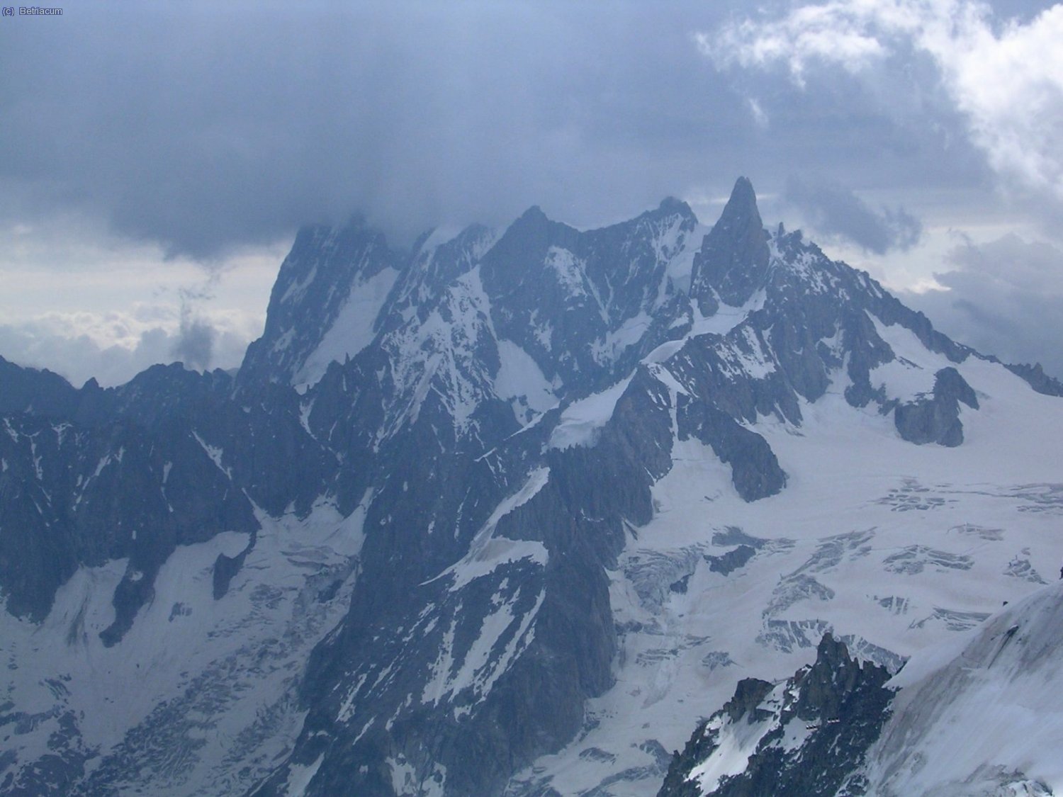 Les grandes Jorasses en mig de la boira